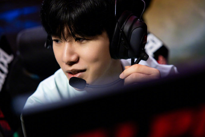 而是凭借出 而是凭借出